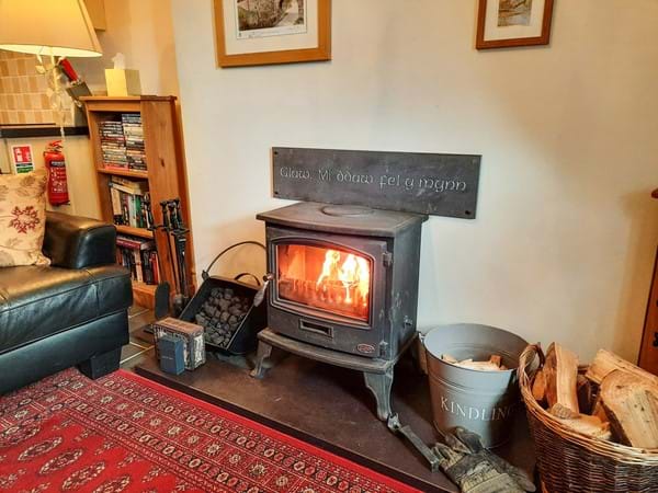 Bwthyn Ger Afon (Riverplace Cottage)